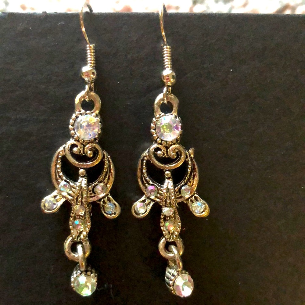 Brand new silver and white dangling earrings - Picture 4 of 4